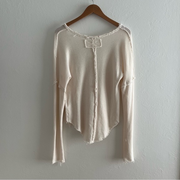 We The Free Cream Long Sleeve Top Sz Small Raw Seams Soft Oversized Knit - Picture 4 of 9